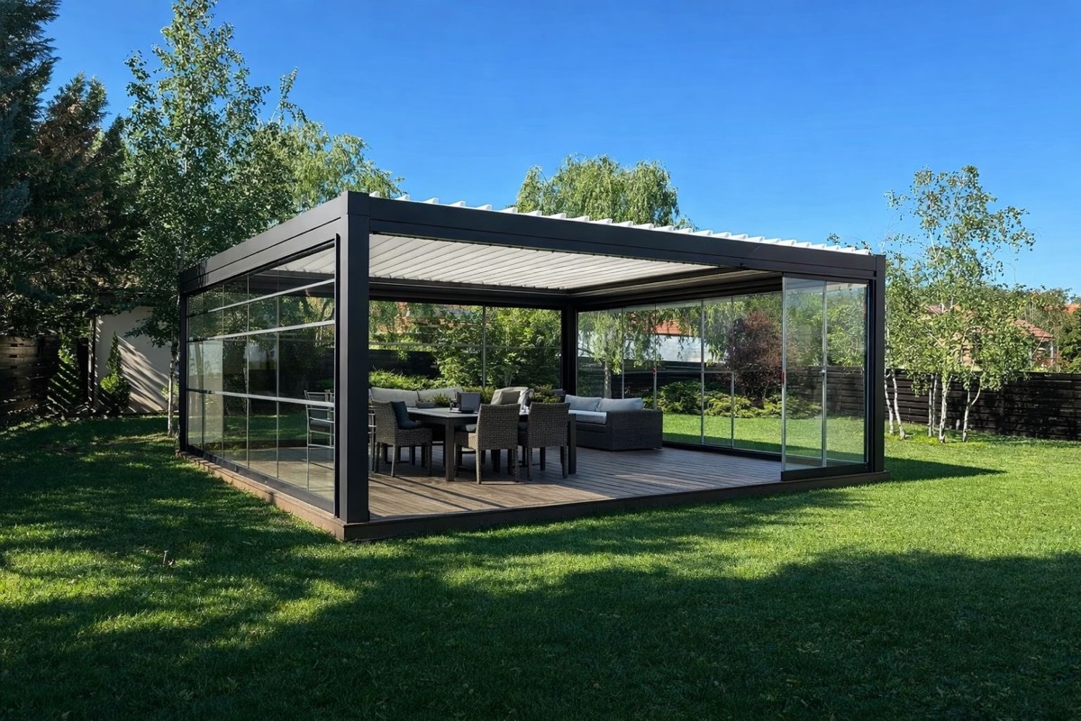 Pergolă bioclimatică cu închideri din sticlă
